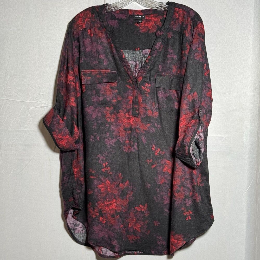 Torrid Harper 1 (1X )Black Red Floral Pullover Blouse Tunic Roll Tab Sleeve